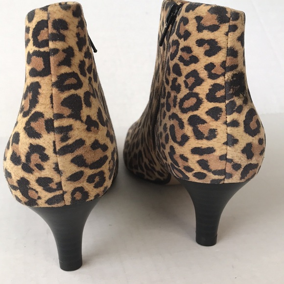 Clarks Leopard 🐆 Print Booties with Kitten Heels - Picture 6 of 11